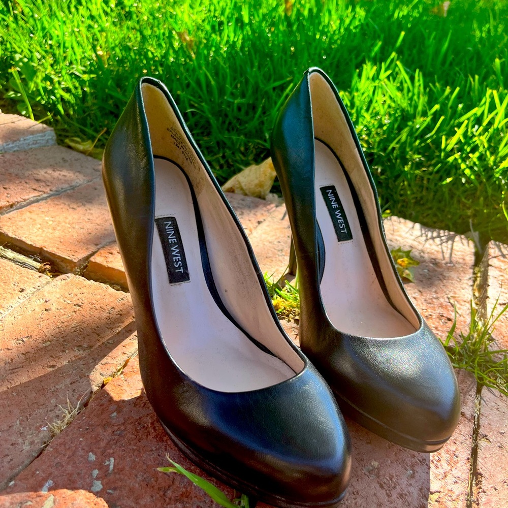 Womens black pumps. Nine West